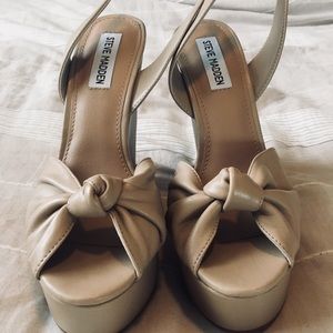 Nude Peep-toe wedges